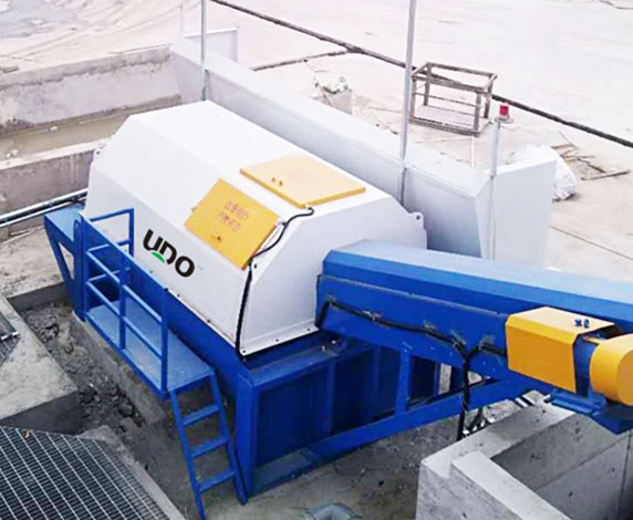 Concrete recycling systems ensure that residual concrete and clean water are recovered in an environmentally friendly manner. Our innovative cleaning units allow environmentally conscious use of materials on site.